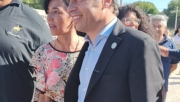 Andrea Caceres acompaño al gobernador Axel Kicollof en Villa Gesell.